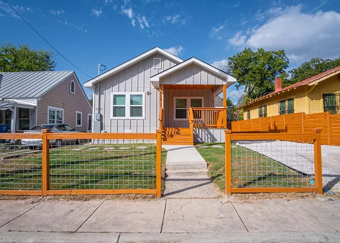 Lovely Charming 4Br2.5Ba Near Downtowns Prime